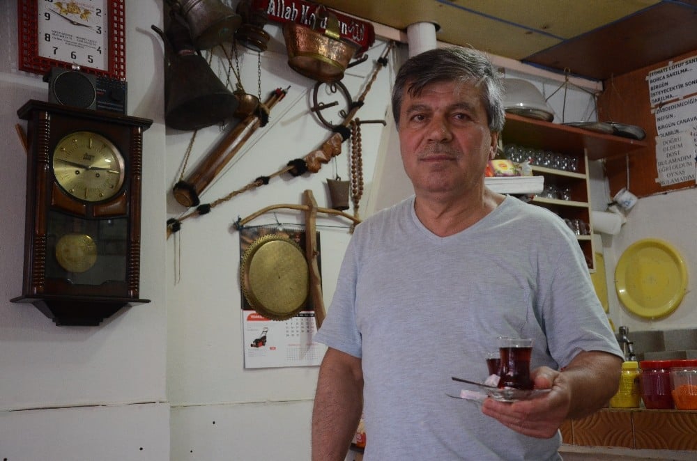 Bir kuruş ödemeden çay ocağını adeta müzeye çevirdi 