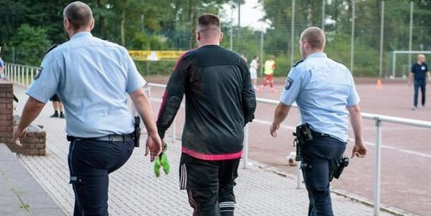 Bir maçta 43 gol yiyen kaleciyi polis götürdü