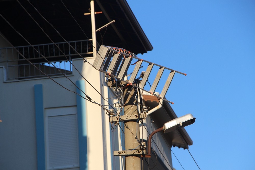 Bir merdiven hem mahalleyi elektriksiz bıraktı hem elektronik eşyaları yaktı 