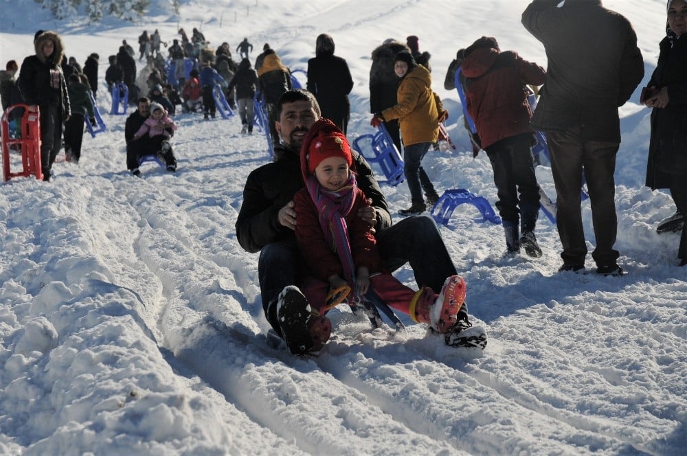 Bir metreyi aşan karda coşkulu festival 