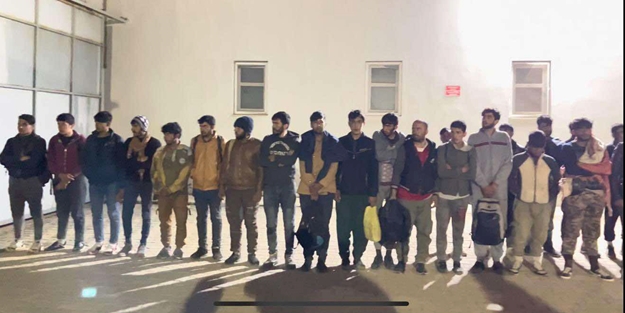 Bir minibüste 42 göçmen yakalandı