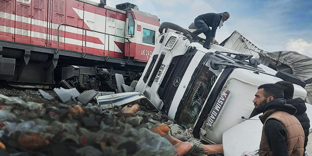 Bir mucize! Trenin çarptığı tırdan son anda böyle kurtuldu