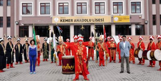 Bir nesil özüne dönüyor: Lisede mehteran devri!