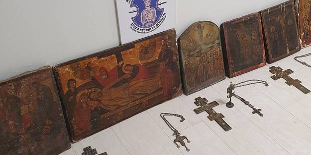 Bir oda dolusu tarihi eser: Yunan yaşlı çiftin gizli bölmede sakladığı ortaya çıktı!