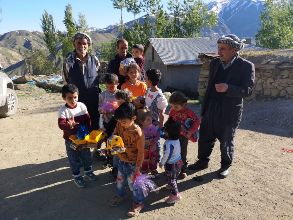 "Bir oyuncak da senden" sloganıyla mutluluk dağıtıyorlar 