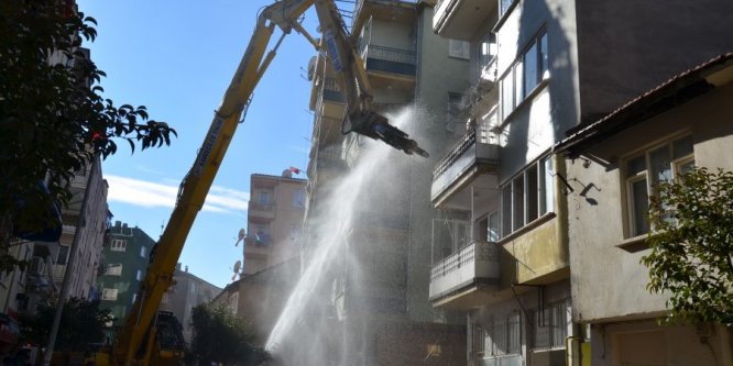 Riskli binalar yıkılıyor