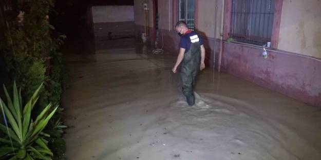 Bir saat süren sağanak sağış hayatı felç etti!