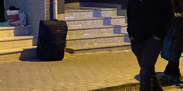 Bir şahıs bırakıp gitti! AK Parti il başkanlığı önünde alarm