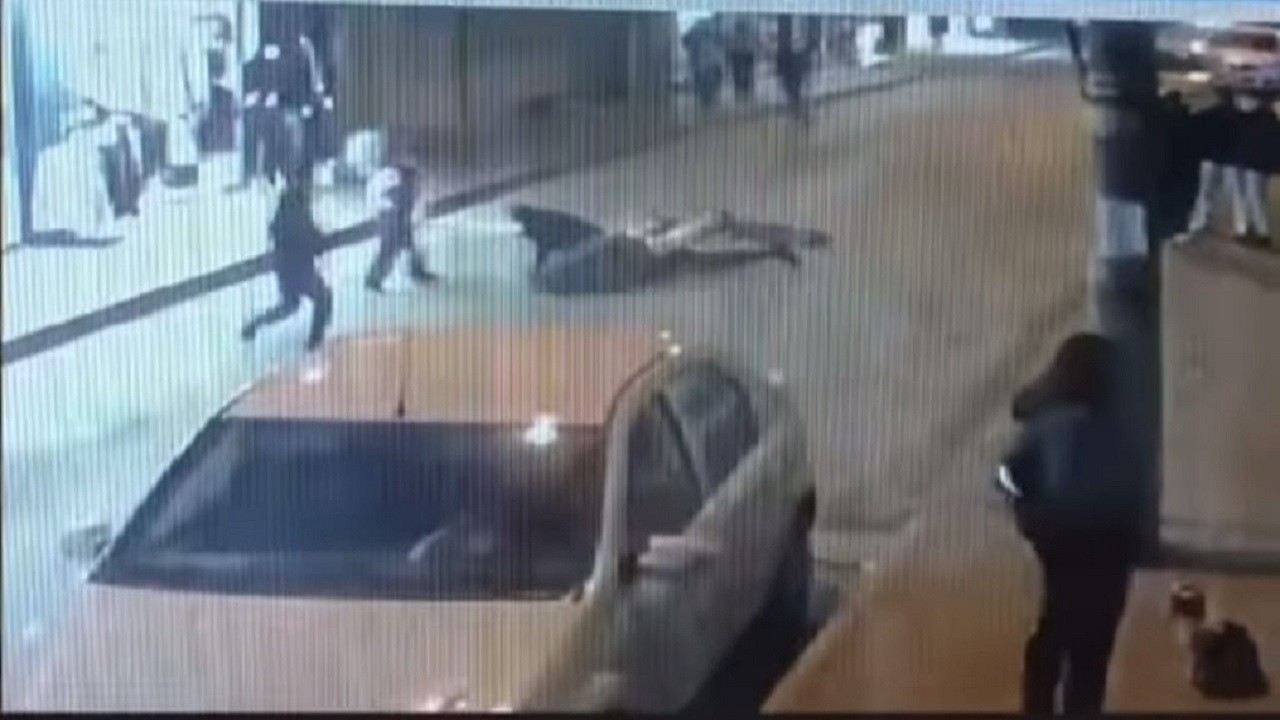 Bir scootere 4 kişi bindiler! Kaza göz göre göre geldi