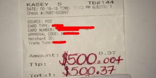 Bir şişe su için 500 dolar bahşiş bırakan kadın