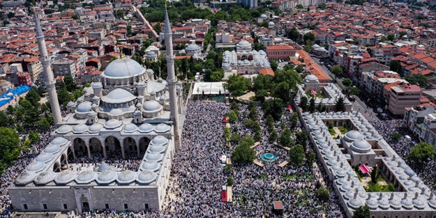 Bir solcu feministin gözünden Mahmud Efendi Hazretleri'nin cenazesi!