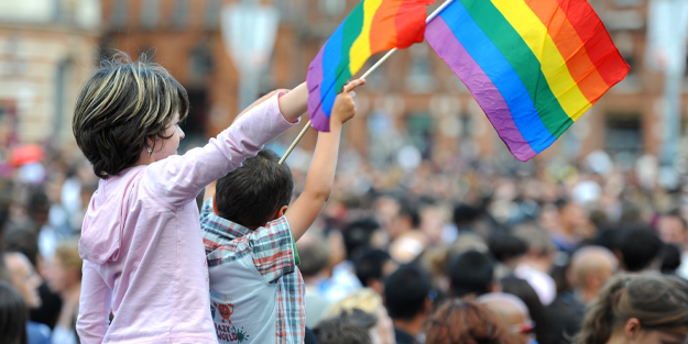 Bir sonraki adım işte bu! LGBT savunucusu pedofiliyi meşru göstermeye çalıştı!