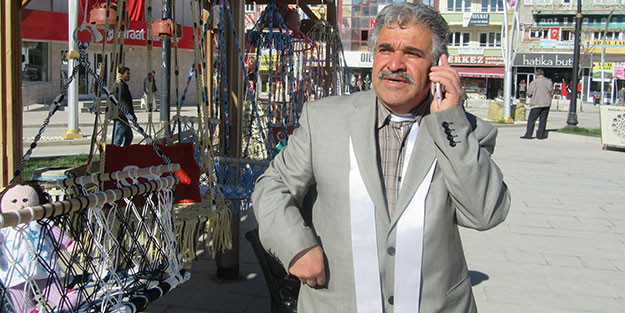 Bir taşla 2 kuş vurmak istiyor! Hem muhtar hem de belediye başkanı