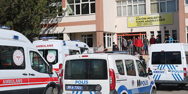 Bir tavuk döner vak'ası daha! Öğrenciler hastaneye kaldırıldı