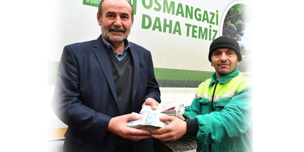 Çöpte buldu, sahibine teslim etti