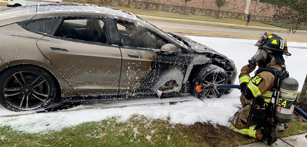 Bir Tesla daha alev aldı