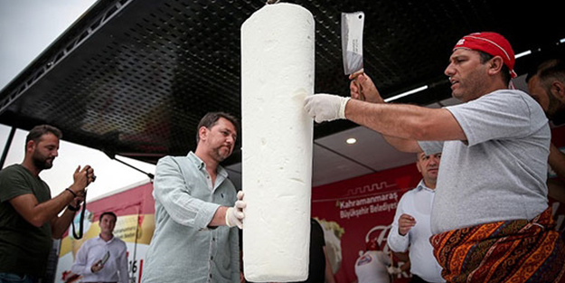 Bir ton Maraş dondurmasını ücretsiz dağıttılar!