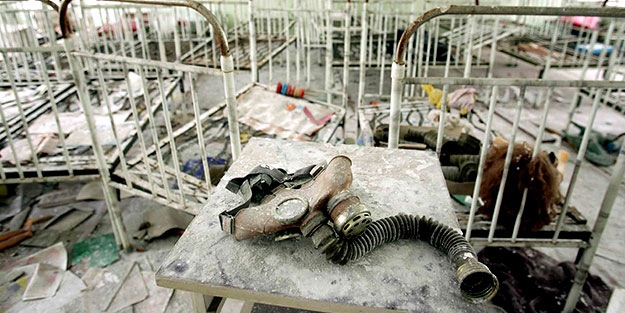 Bir tür intihar! Rus askerleri Çernobil'deki radyoaktif alanda geziyor