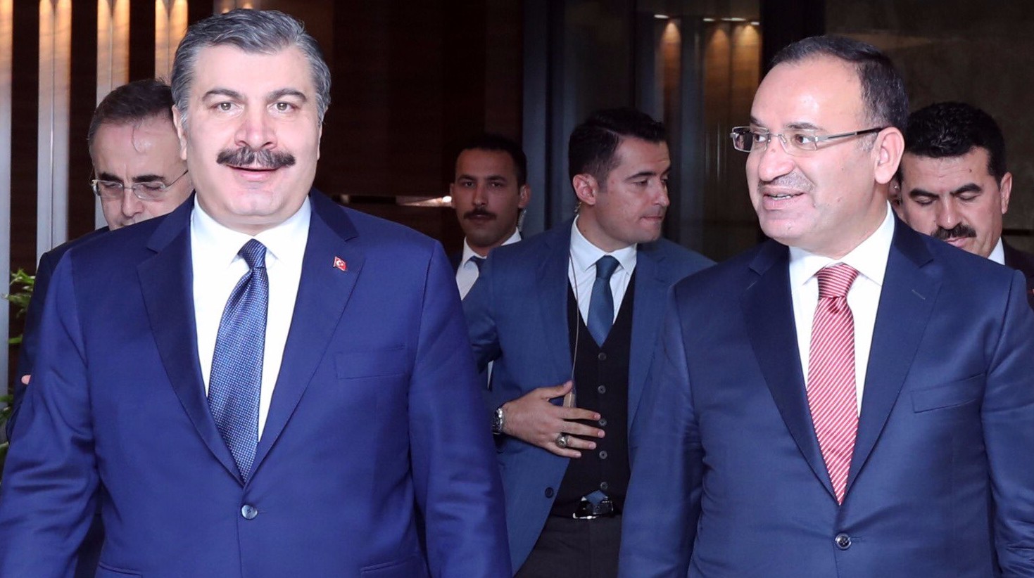 Bir türlü anlaşamadılar! Fahrettin Koca ile Bekir Bozdağ arasındaki o diyalog herkesi güldürdü