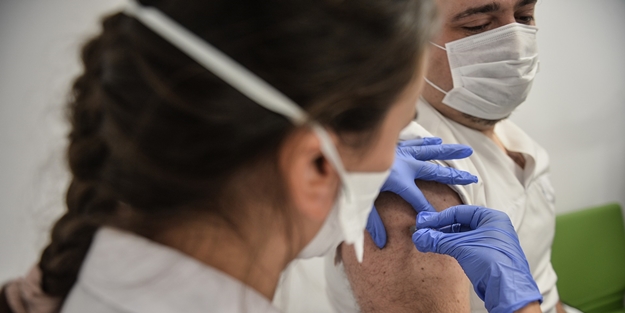 Bir ülke aşıya teşvik için gençlere 100 dolar dağıtmaya başladı