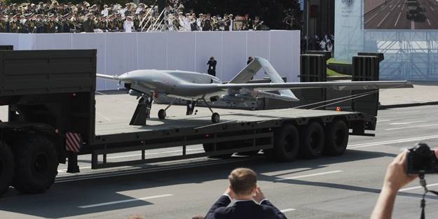 Bir ülke bağımsızlık gününü kutladı! Türk SİHA'larıyla gövde gösterisi