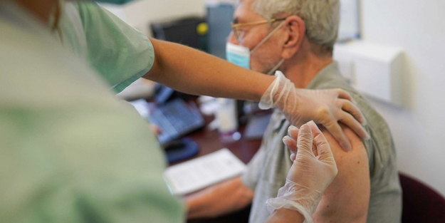 Bir ülke bunu konuşuyor: Koronavirüs aşısında beklenmedik yan etki!