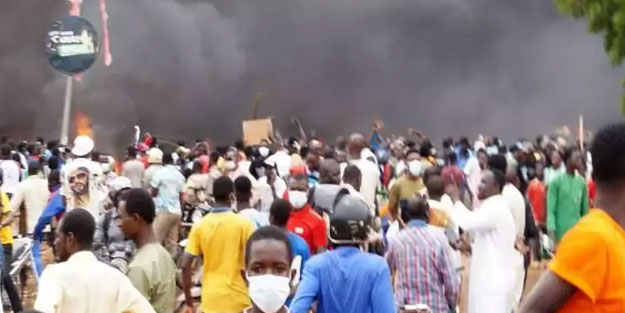 Bir ülke daha karıştı! Darbe destekçileri sokağa indi
