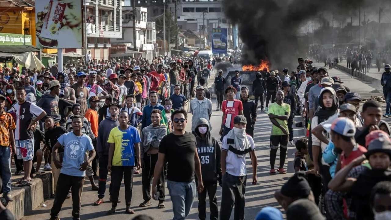 Bir ülke daha karıştı! Devlet Başkanı ülkeyi terk etti