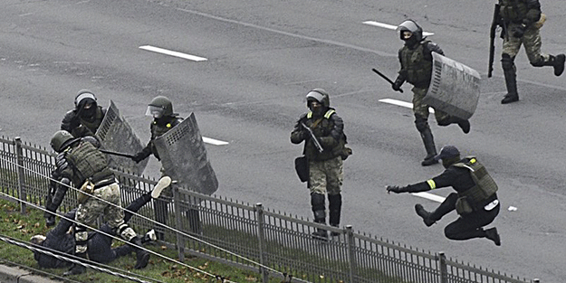 Bir ülke daha karıştı! Yüzlerce tutuklama var