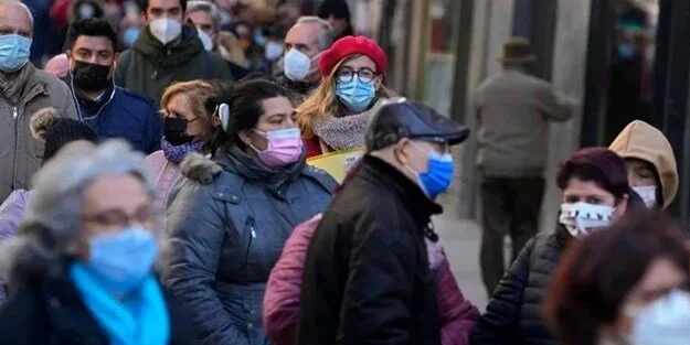 Bir ülke maske zorunluluğunu tamamen kaldırdı