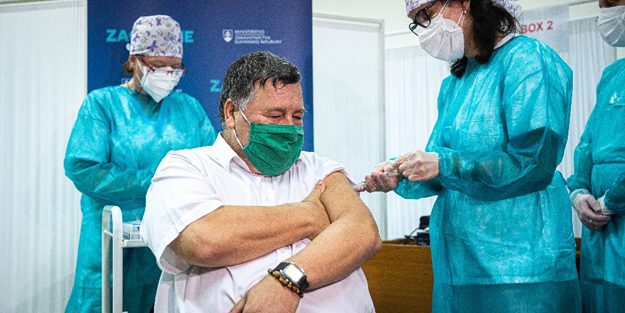 Bir ülkede daha ilk aşı vuruldu