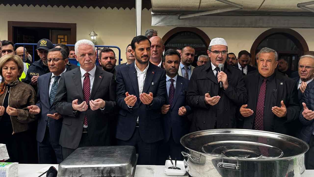 Bir vasiyetle başlayan gelenek: Türbe Dede Pilav Günü! İstanbul Valisi Gül ile AK Parti İl Başkanı Özdemir 15 bin kişiye kavurma pilav dağıttı