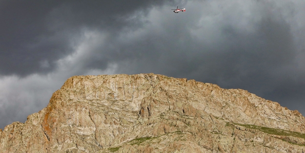 Bir vatandaş, Erek Dağı kayalıklarından düştü! Ambulans helikopter yetişti