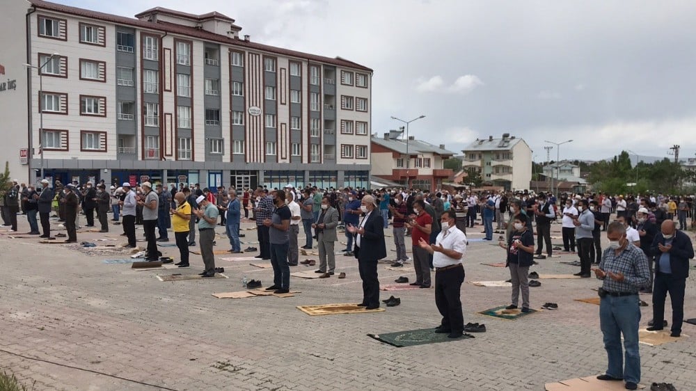 Bir yanda yağmur duası bir yanda dolu seli 