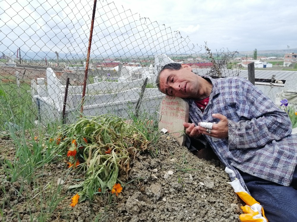 Bir yıldır her gün annesinin mezarına giderek ona dua ediyor, ağlıyor 