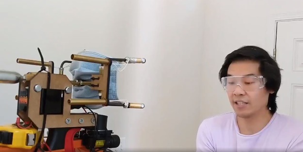 Bir YouTuber insanların yüzlerine maske fırlatabilen bir cihaz keşfetti