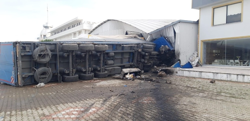 Bira yüklü tır mobilya mağazasına girdi, o anlar güvenlik kamerasına yansıdı 