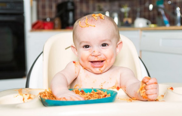 Bırakın döksün ama kendi yemeğini kendi yesin