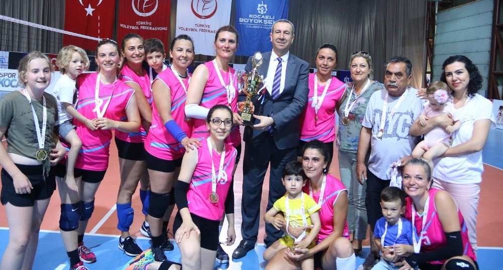 Biraz Veteran Voleybol Takımı Kocaeli’de şampiyon oldu 