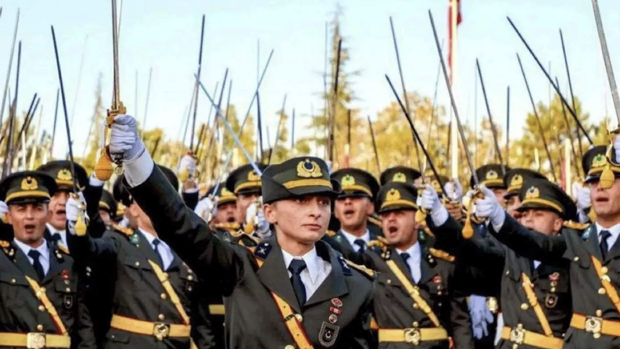 Birçoğunuzun dikkatini çekmemiş olabilir! Disiplinsiz teğmenler videosunda hayrete düşüren detay