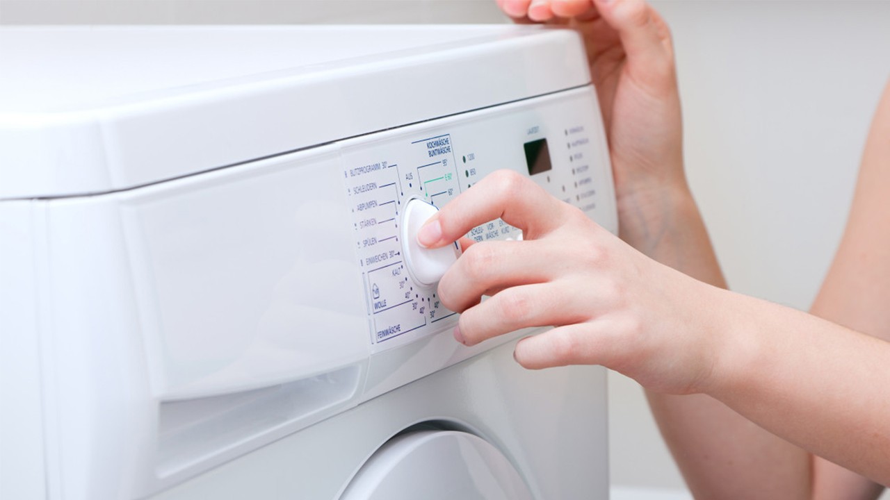 Девушка в стиральной машине. Стирка в машинке. Девушка стирка. Долгая стирка стиральной машины. Стирка одежды.