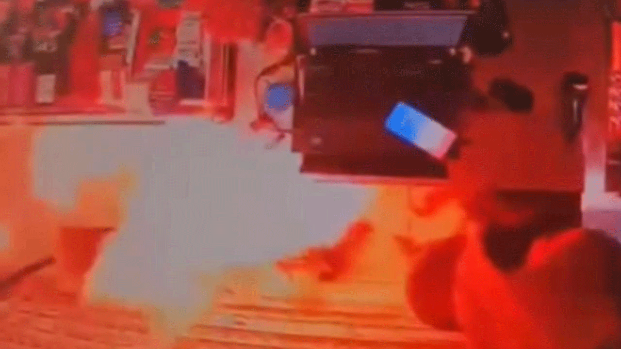 Birden alev aldı! Market çalışanının zor anları!