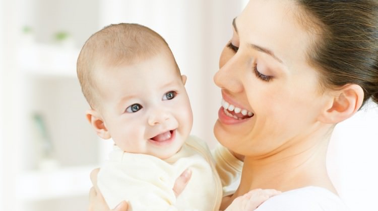 Birden çok dile maruz kalan bebek geç konuşabilir!