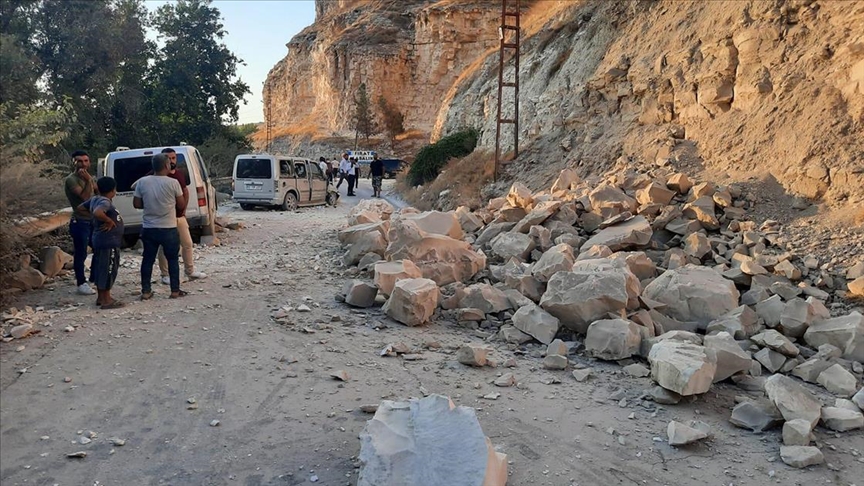 Birecik-Halfeti yolu heyelan nedeniyle trafiğe kapandı