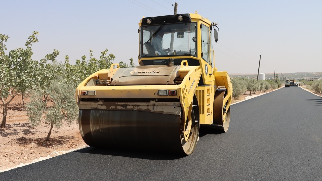 Birecik kırsalında yılların yol sorununa sıcak asfalt çözümü