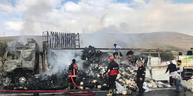 Birecik’te iplik yüklü TIR yandı