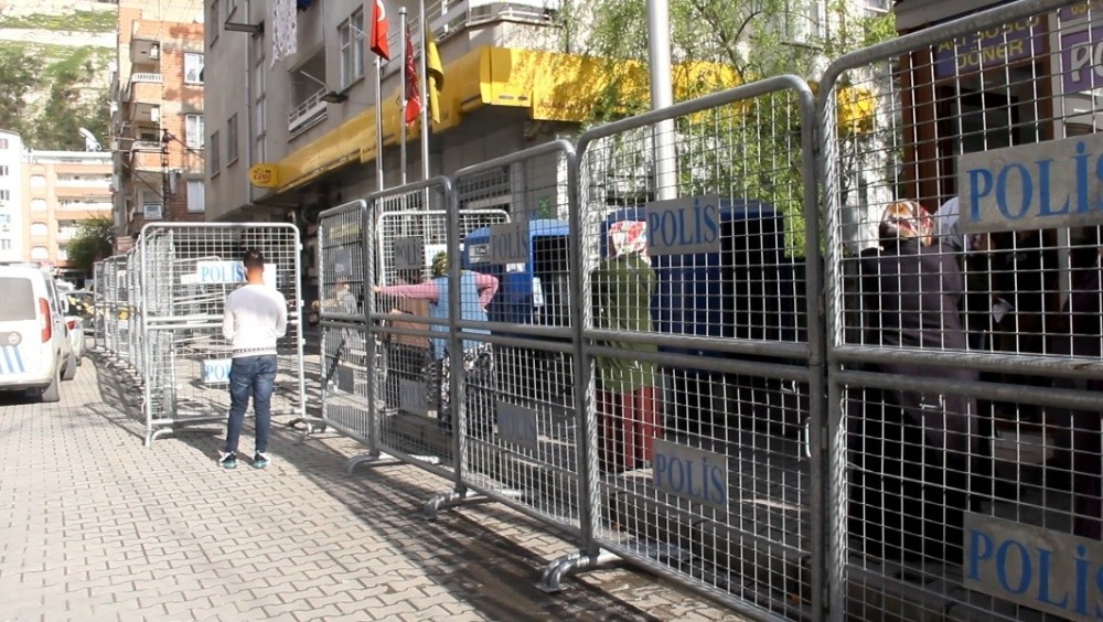 Birecik’te polis vatandaşlara yardımcı oluyor 