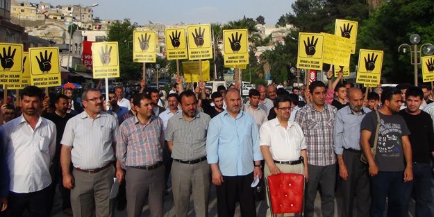 Sisi'ye lanet yağdı