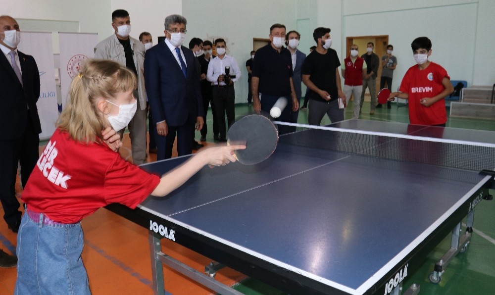 Birevim’den Vanlı sporculara masa tenisi ekipmanı desteği 