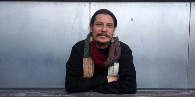 İşçi emekçi naraları atan Erk Acarer Yeni Akit'e sövüp sosyeteye sahip çıktı